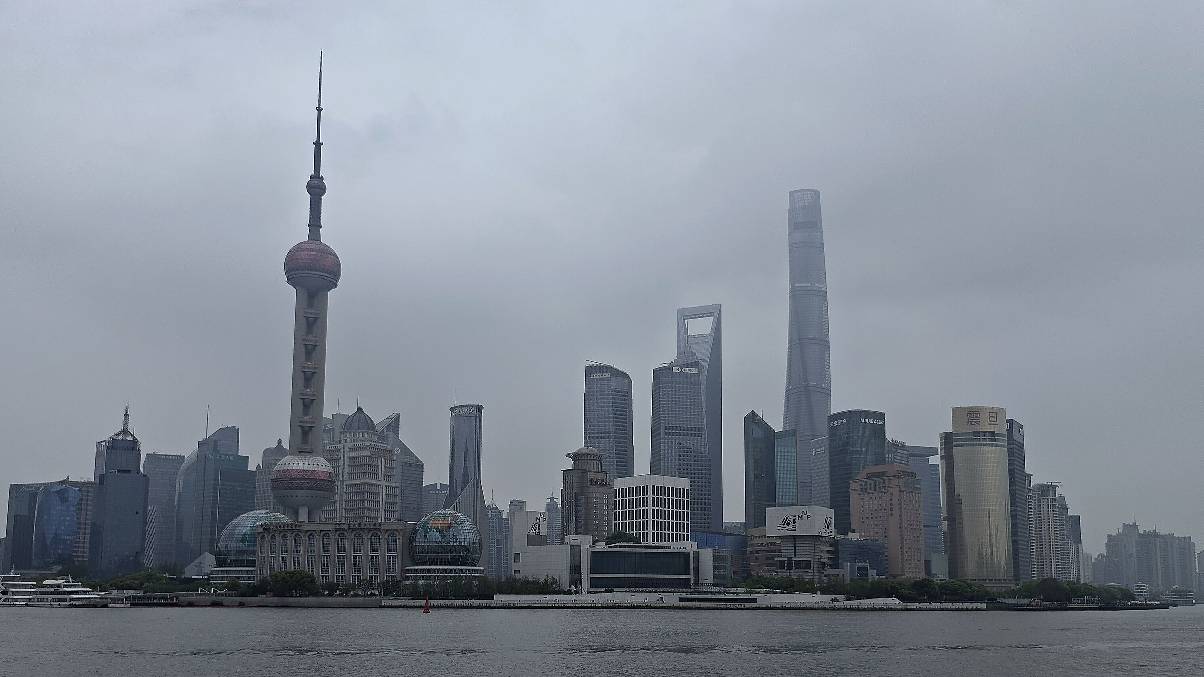 上海浦东陆家嘴天际线与国际航运中心
